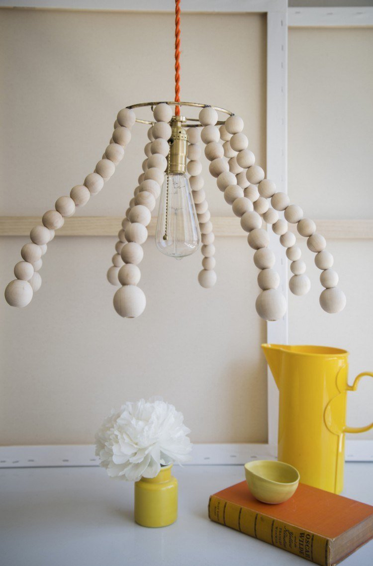 s-drevenými korálkami-drotár-tienidlo-byt-dekorácia-biela-kvetinová kniha