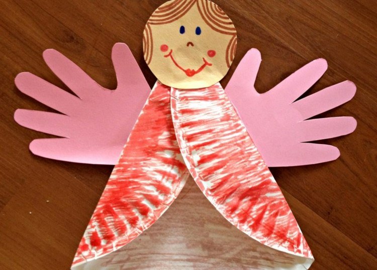 Vytvorte anjela z papierového taniera na Vianoce vianočný drotár papierový tanier nápad anjelský odtlačok krídelkového papiera