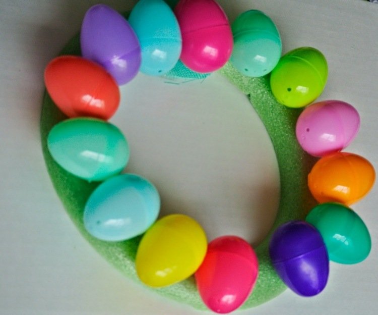 Vyrobte si svoj vlastný veniec na dvere z farebných plastových veľkonočných vajíčok drotár-jar-veľkonočné-deti-nápady-veniec-vajíčka-plast-farebný-penový-základ