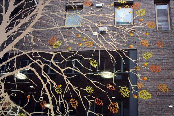 Maliarske dekorácie na okennú tabuľu - jesenné obrázky okien pre malých i veľkých jesenné obrázky-maľba-okenná tabuľa-zdobenie-pestrofarebných-korún stromov