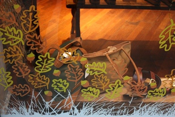 Maľujte odfarbené listy a listnaté jesenné dekorácie okien farbami na okná Okenný obraz-umelecké dielo-na-jeseň-listy-listy-kontúry-farba-farebné-ceruzky-akvarely