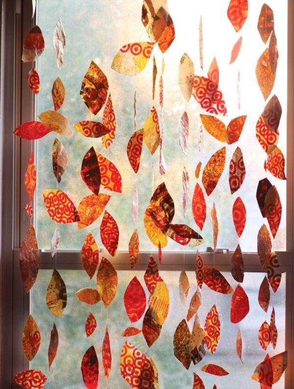 Vyrobte si jesennú girlandu na vchodové dvere z farebného baliaceho papiera Tinker-with-autumn-leaves-from-colored-craft-paper-window-decoration-dětská izba