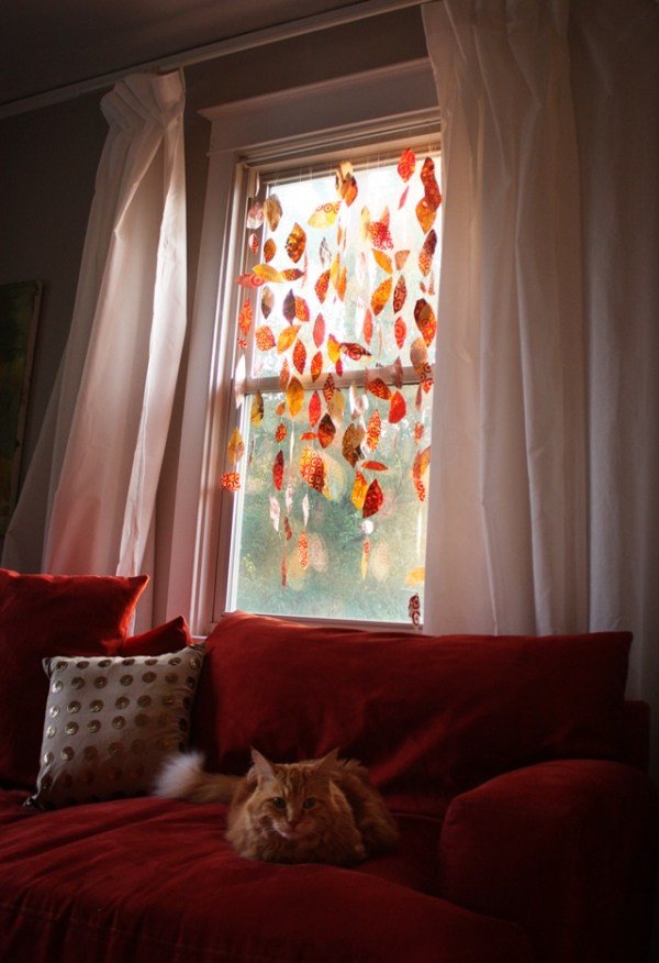 Tinker odfarbuje listy s deťmi ako dekoráciu okien na jeseň Jesenné veniec-drotár-s-deťmi-odfarbené-listy-farebné-papierové zvyšky