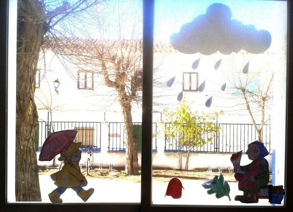 Nápady na jeseň na šírku pre obrázky z okien Dáždnik s dažďovým mrakom Dekoratívne-okenné-obrázky-škôlka-jesenný-motív-daždivé-počasie-mrak