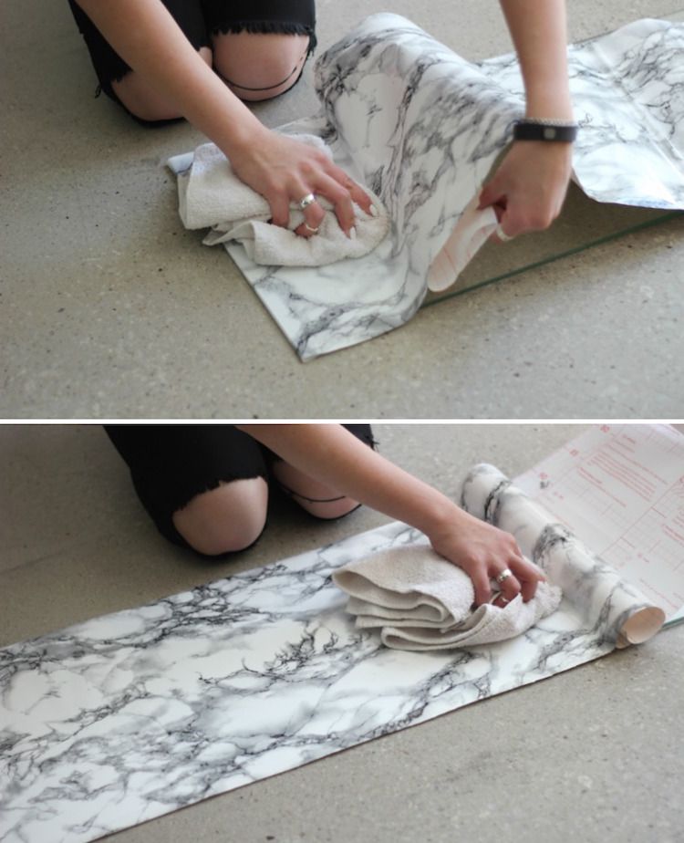 Aplikácia lepiacej fólie na nábytok - tipy a pokyny Lepiaca-fólia-nábytok-korenie-návod-počítač-stôl-fólia-mramor-biela