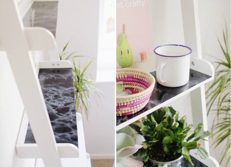 Oživte bielu nástennú poličku s kontrastom lepiaca fólia-nábytok-korenie-návod na kutilstvo-mramor-tmavo-čierna