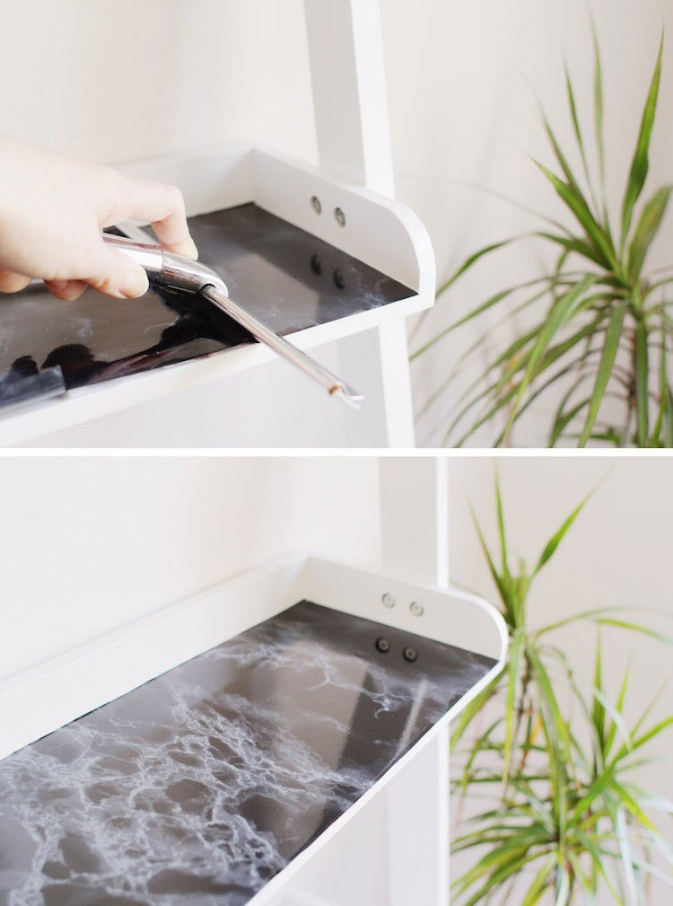 Pomocou sťahováka odstráňte bubliny a nerovnosti lepiaca fólia-nábytok-korenie-pokyny pre domácich majstrov-police-tmavý-mramor