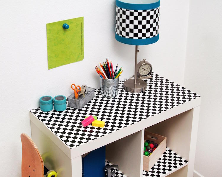 Okoreňte malý policový systém šachovým vzorom Lepiaci film-nábytok-korenie-diy-šach-vzor-čierno-biely