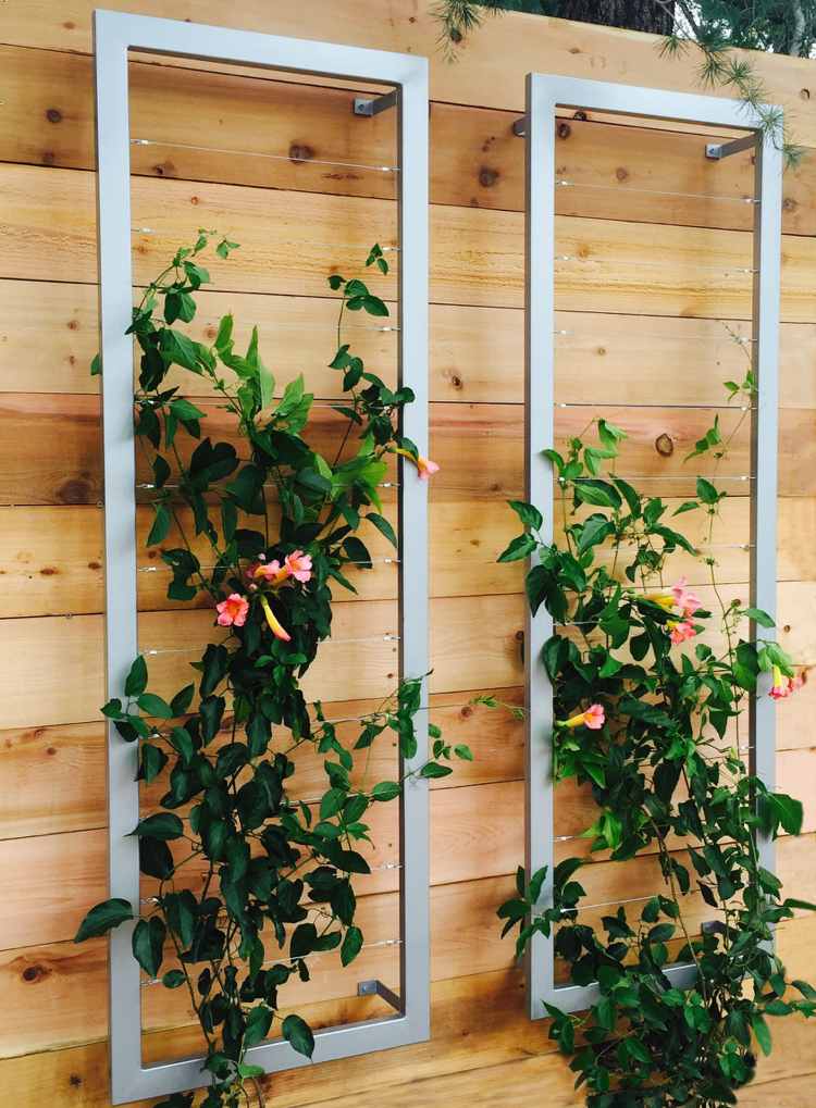 Drevený plot zelené kovové mreže lezenie na trúbky