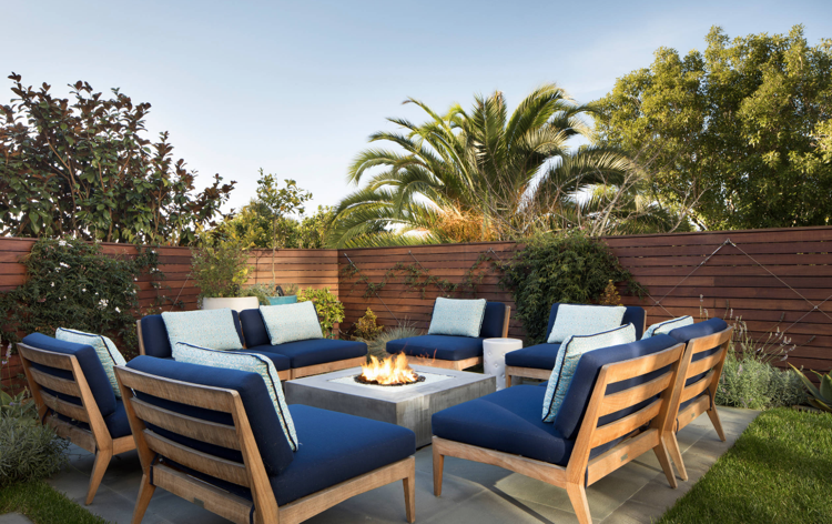 Drevený plot zelené popínavé rastliny pomoc pri lezení na lane