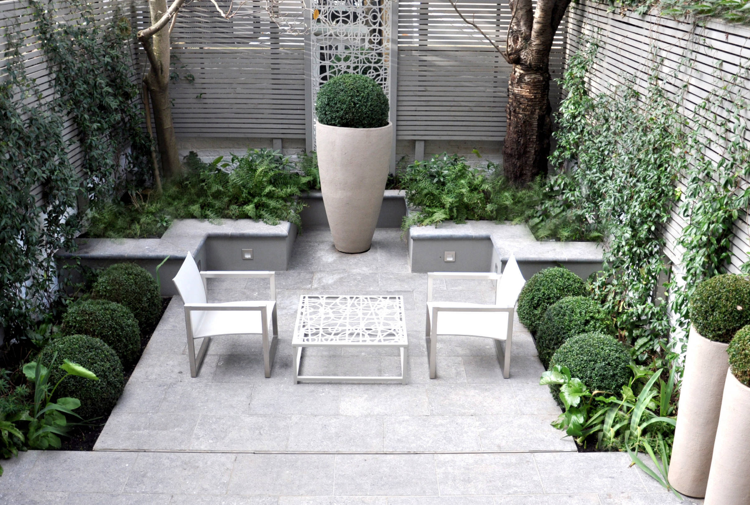 Záhradný múr na dvore, drevené lamely, ochrana obrazovky, popínavé rastliny