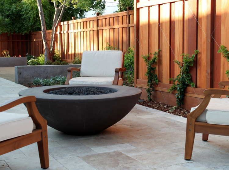 Drevený plot zelené popínavé rastliny natiahnuté lano