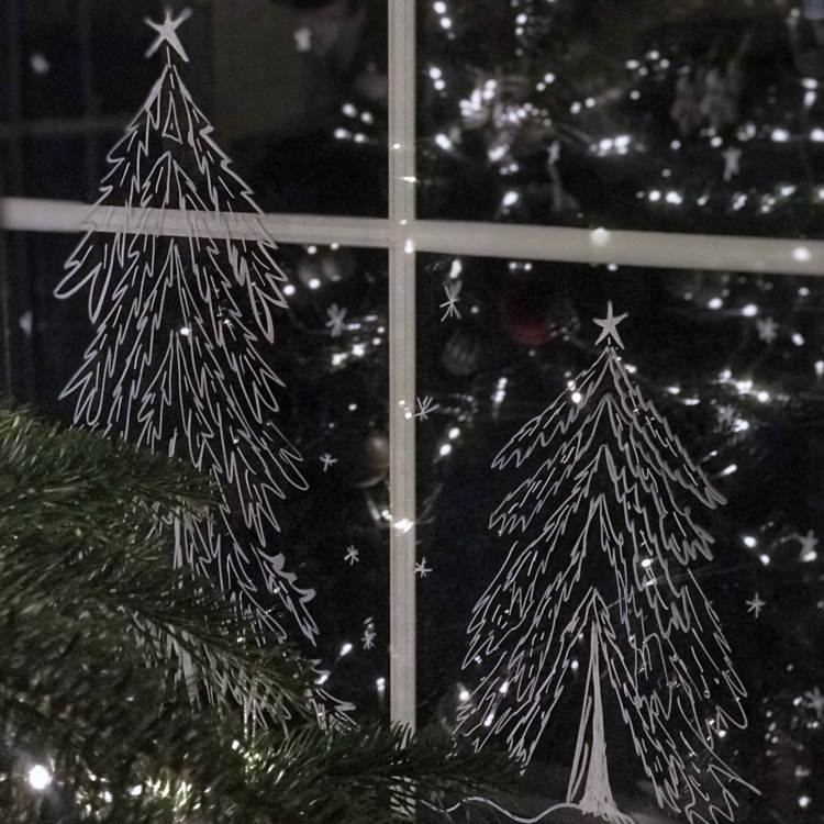 Namaľujte okná kriedovými ceruzkami a nakreslite na zimu jedle