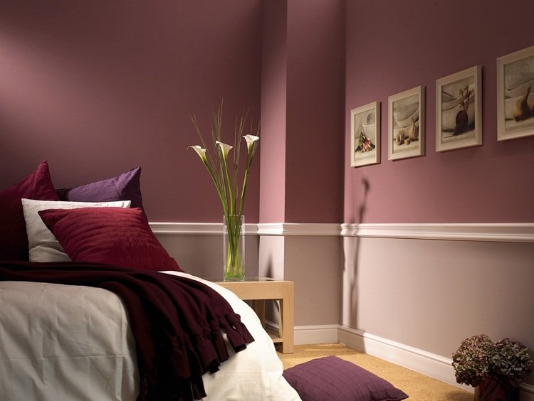 Namaľujte stenu do polovice a rozdeľte ju na dve časti štukovými pásikmi Štukatérske lišty zdobia -stenný dizajn-hraničná-tmavá ružovo-krémová-spálňa