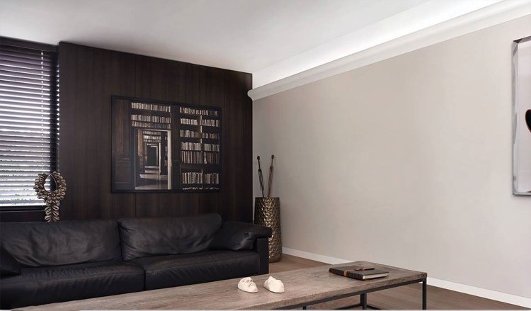 studené biele nepriame svetlo v obývačke Štukatérske lišty zdobia -led-osvetlenie-stenu-obývacia izba-studená biela