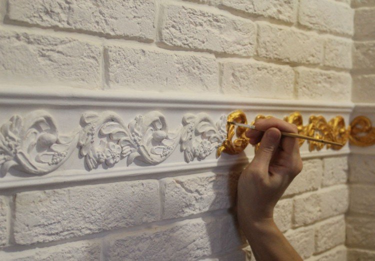 Štukatínovú formu vymaľujte jemným štetcom štukové liatie-omietka-maľba-zlaté-akcenty-nástenná dekorácia