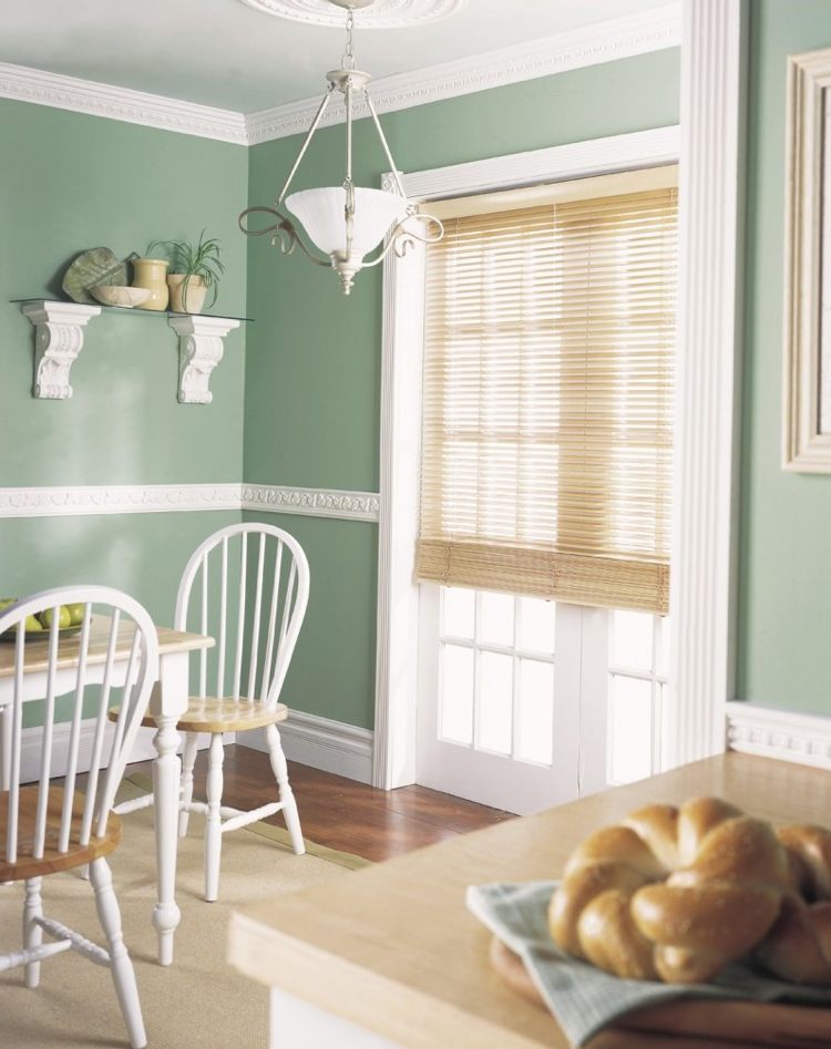 pastelovo zelená farba na stenu a štukové lišty vo vidieckom dome Štuková lišta-dizajn-stena-polystyrén-pastelová-zelená-stena-vidiecky dom