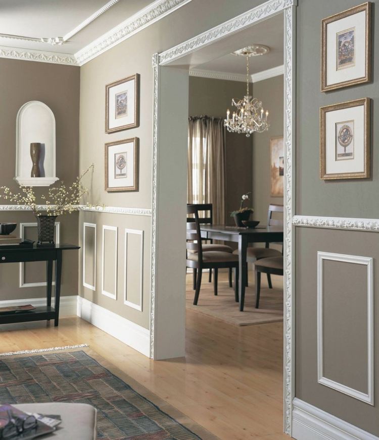 Taupe farba na stenu a biele ozdoby na chodbe Štukatérske obrazy-polystyrén-stena-dvere-biela-ohraničenie steny