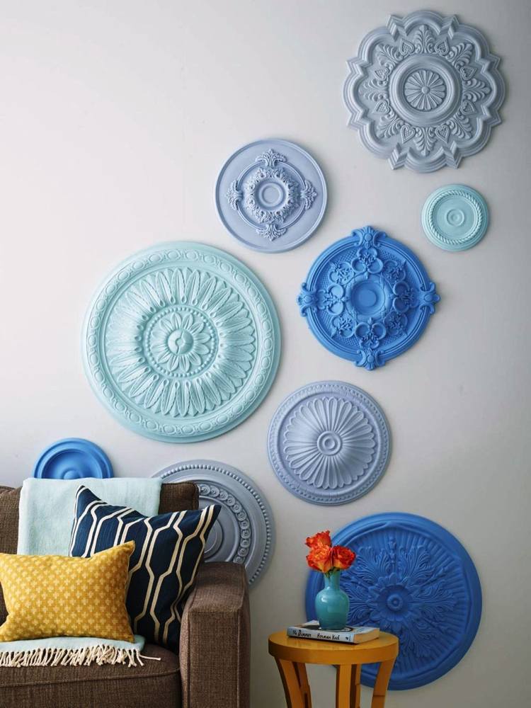 Rozety maľované v rôznych odtieňoch modrej štukové dekoračné rozety-modro-tóny-maľované-dekorácia obývačky-steny