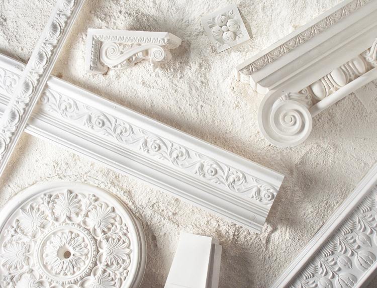 Štukatérske lišty, rozety a ozdobné profily v modernom byte Štukatérske lišty zdobia-rozety-sadrová-dekorácia-moderný-byt