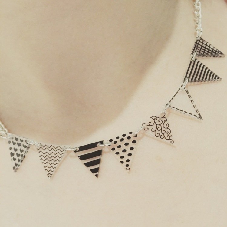 zmenšovací film-drotár-náhrdelník-urob si sám-vlajky-girlanda-strieborná