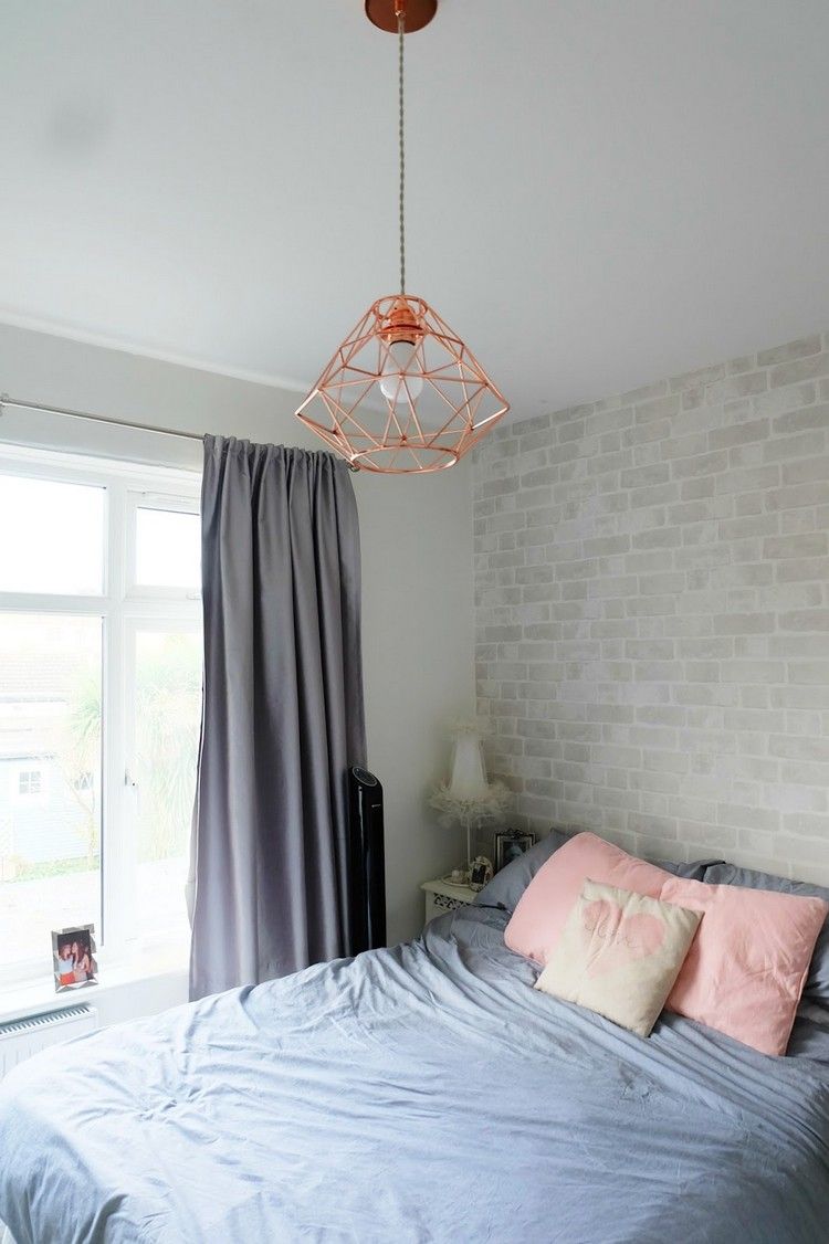 Detské modré obliečky, ružové vankúše a medené závesné svietidlo trendové farby-2016-obývačka-spálňa-modrá-posteľná bielizeň-ružové-vankúše-medené-závesné svietidlo