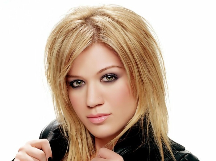 Účes-s-vrstvami-stredne dlhé vlasy