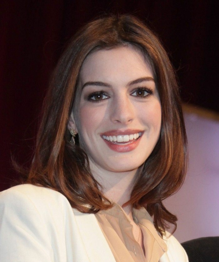 Anne-Hathaway-so stredne dlhými vlasmi