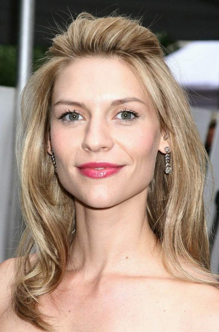 s prednými prameňmi v štýle vlasov dozadu