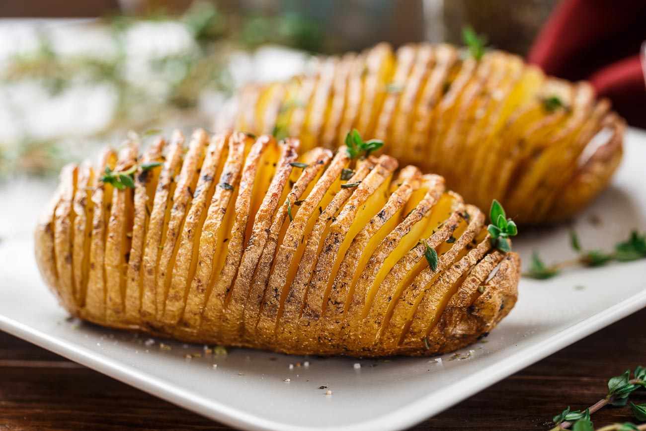 Švédske recepty Pečenie vejárovitých zemiakov Korenie hasselbackpotatis Oslávte leto