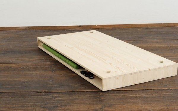 Stolová doska zo smrekového dreva zostavuje prvky stola