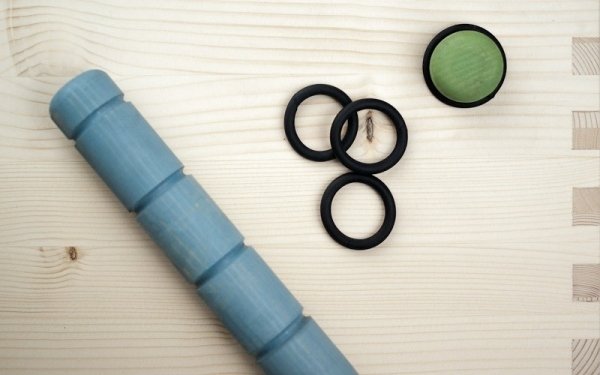 Stôl na nohe z gumy a gumy