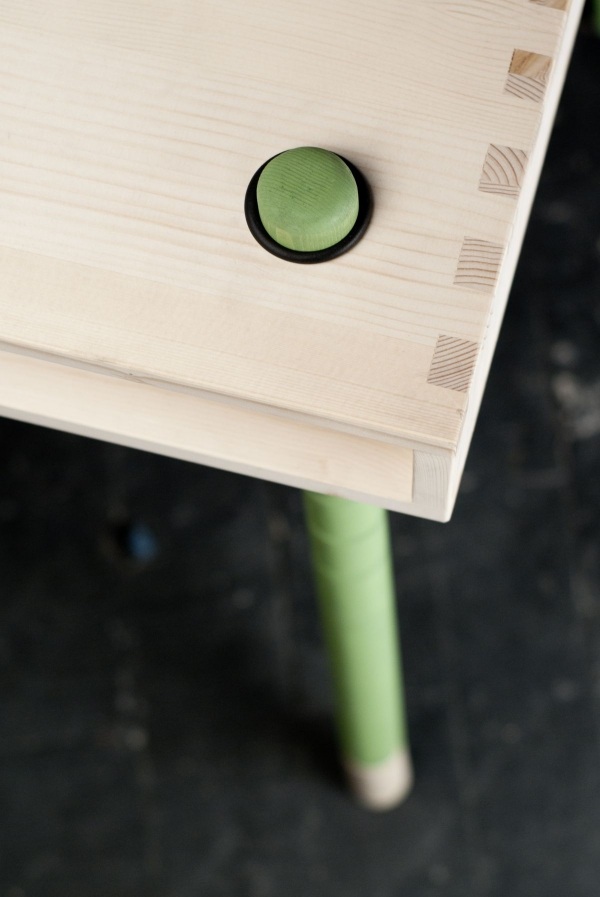 Detský stôl nastaviteľný-vo výškach nožičky farebné prevedenie