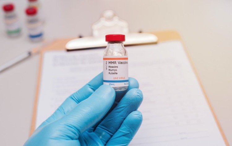 Fľaša s vakcínou proti osýpkam, mumpsu a ružienke u lekára