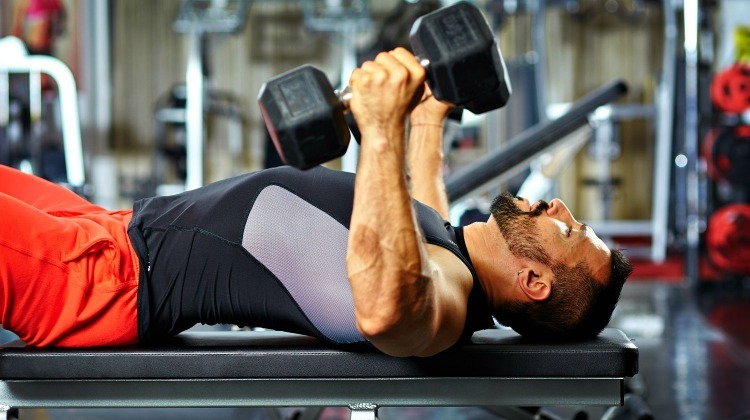 Tréning hrudníka pre mužov doma alebo v telocvični pomocou cvičenia na motýle