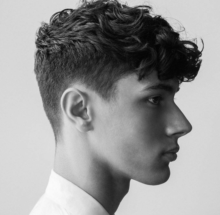 pánske účesy-2017-2018-kučery-ofina-nápad-sidecut