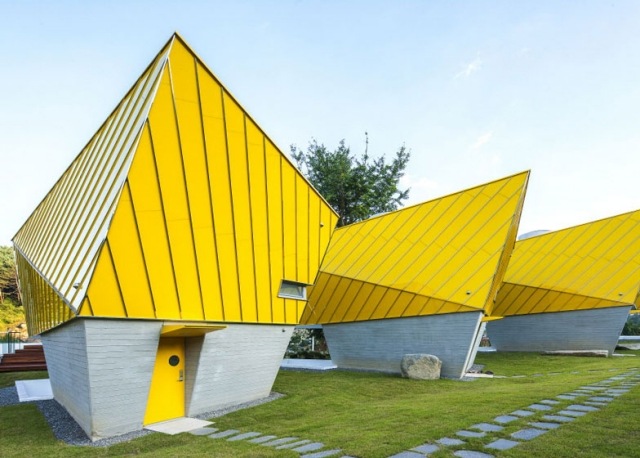 asymetrický prázdninový dom-štúdio Moai Studio-komplex prázdninových domov Koossino