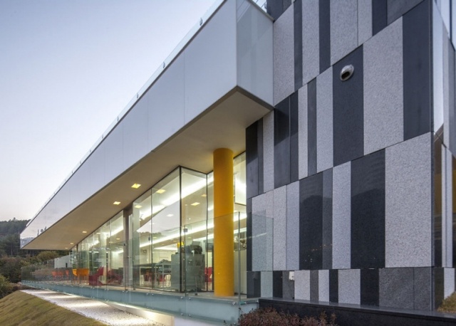 Budova recepcie hotela-rekreačný dom so strešnou terasou a strešným bazénom