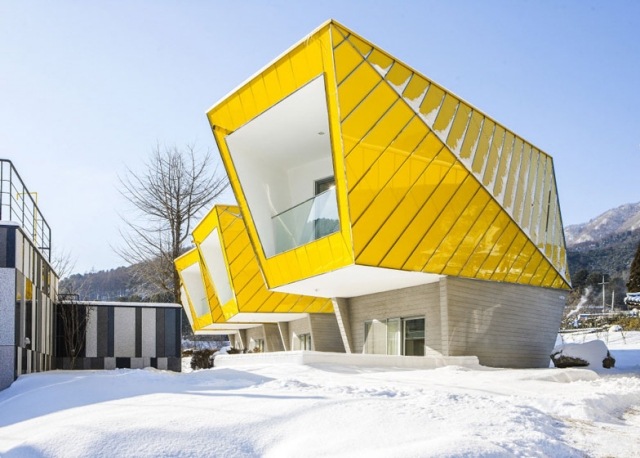 Soul prázdninové domy žlté stenové panely obklady balkón výhľad moai