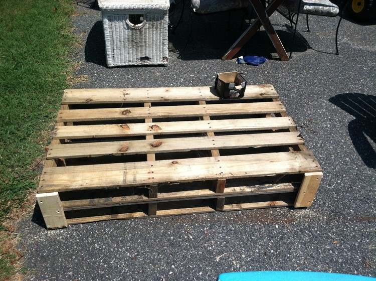 Drevené palety očistite a obrúste brúsnym papierom Postavte si barový pult sami, drevené palety-čistý piesok