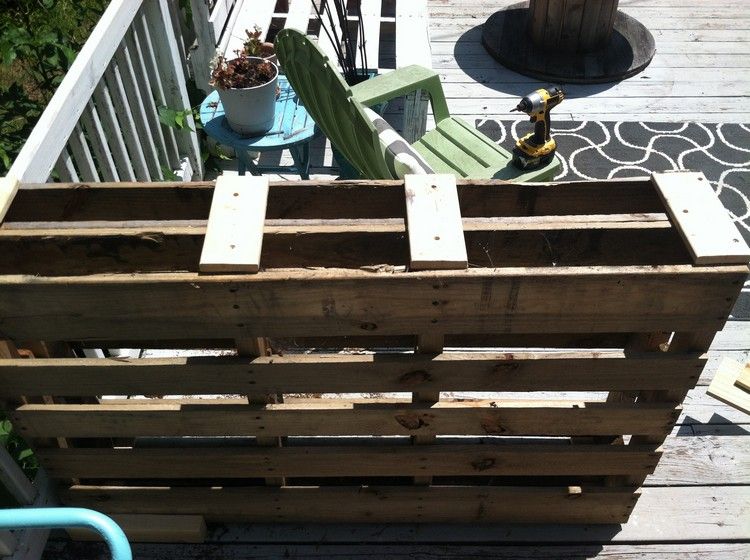 obe palety spojte menšími drevenými lamelami barový pult-stavať-svojpomocne-drevené-palety-návod-kusy dreva