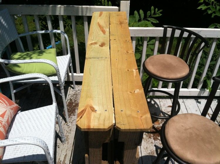 na paletu pribite dve drevené dosky Postavte si barový pult sami drevené palety-drevené dosky-úložný priestor