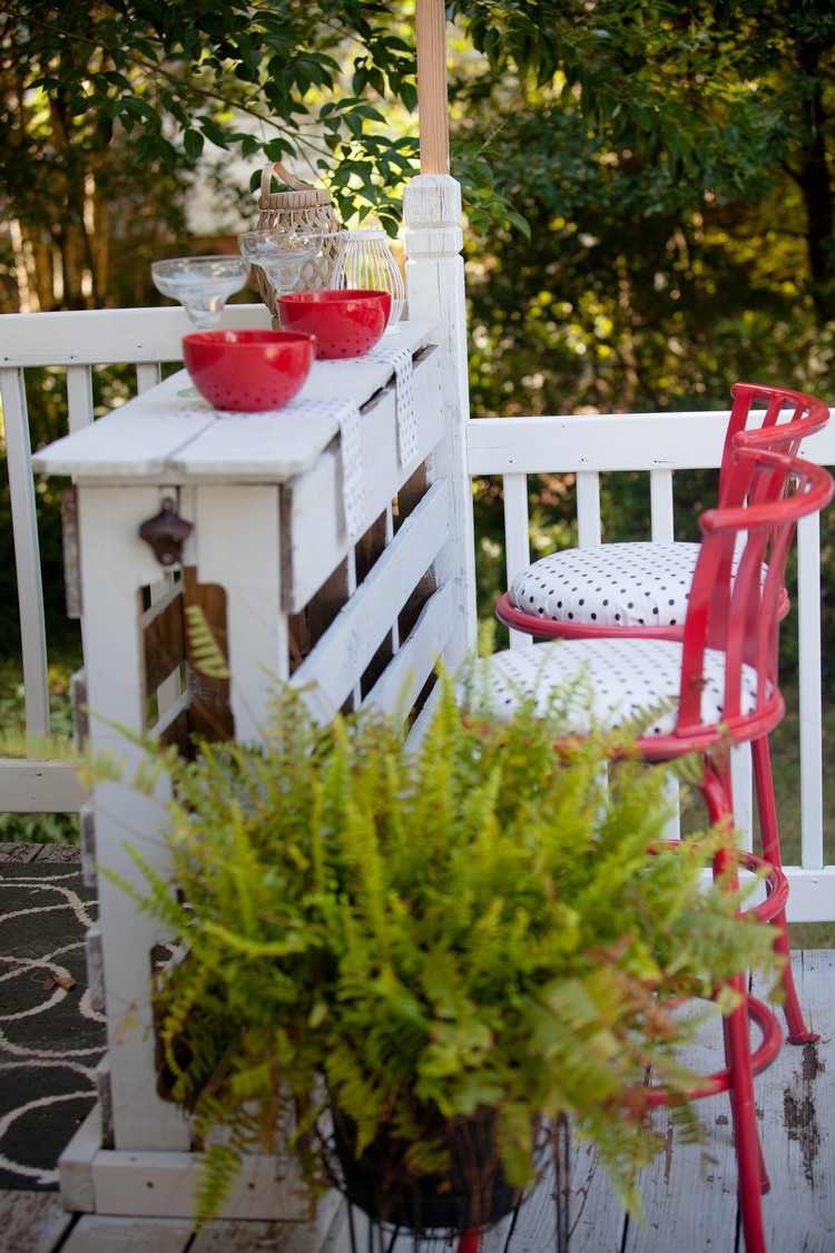 biela lakovaná drevená paleta a červené barové stoličky barová pultová vlastnoručná výroba-drevené-palety-bielo-lakované-červeno-barová stolička