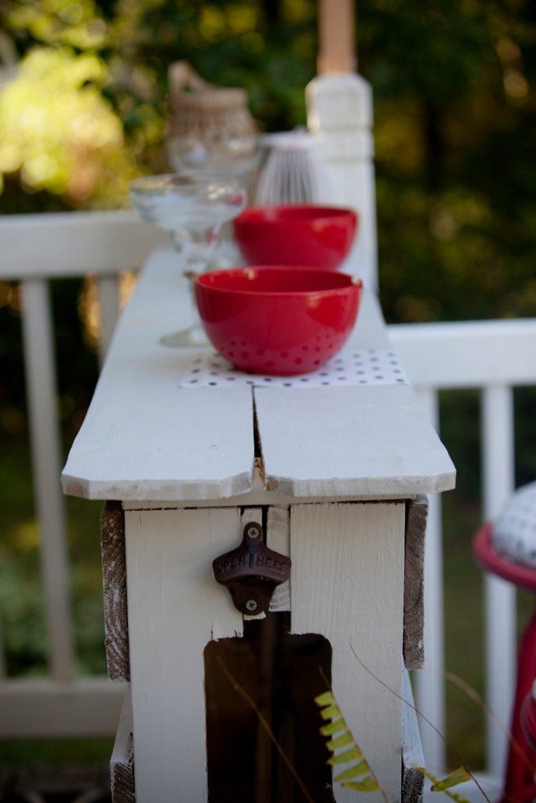 červené porcelánové misky a poháre Margherita na barovom pulte Postavte si barový pult sami - drevené palety - drevené dosky - červená misa