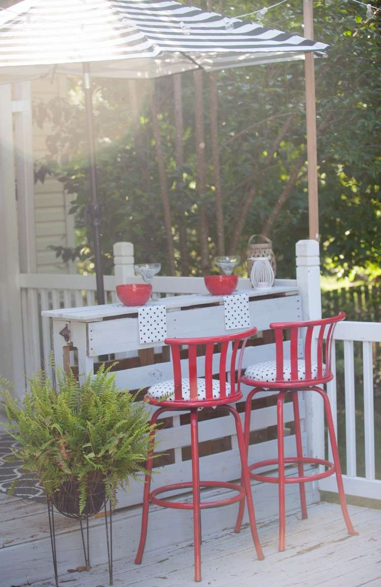 červená barová stolička s čalúneným podsedákom Barový pult stavať drevené palety-bielo natreté-slnečník