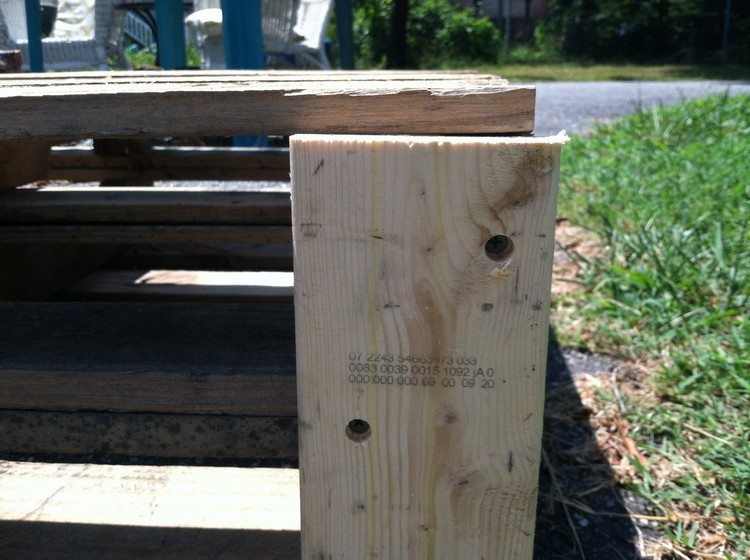 Spojte drevené palety s Zostavte si-svoj-bar-pult-zostavte-drevene-palety-kusy