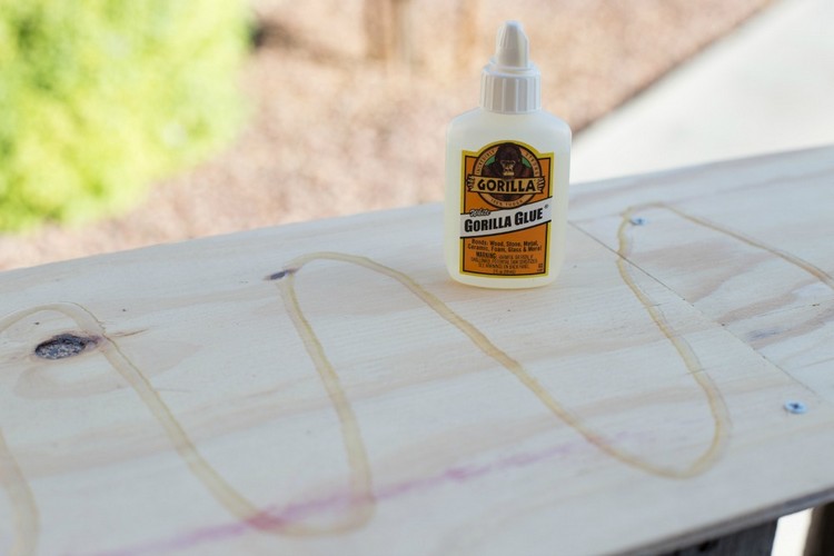 Barový pult-stavba-vlastná-záhrada-preglejka-lepidlo na drevo