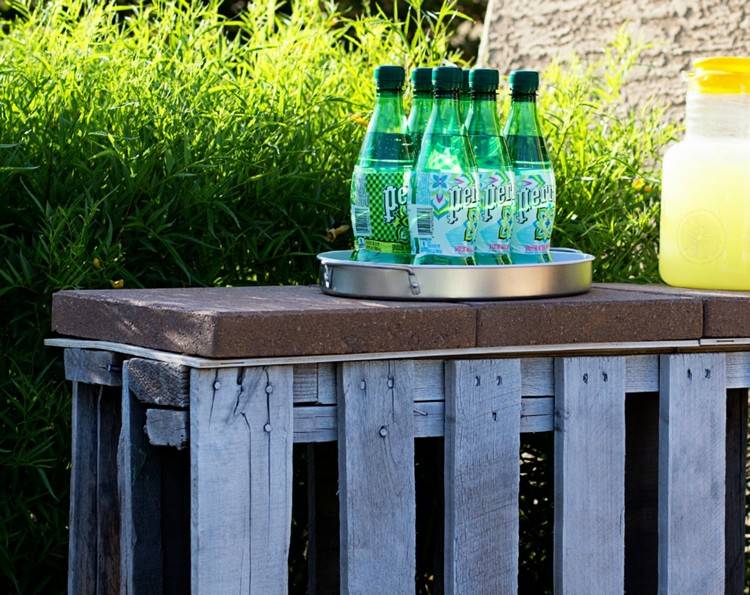 barový pult-stavba-vlastná-záhrada-drevené-palety-kamenné-dosky-skladovací priestor