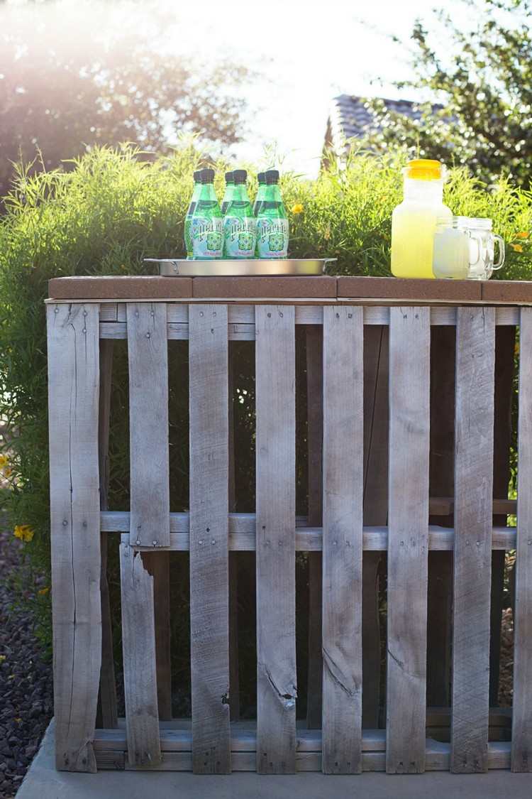 Vyrobte si barový pult sami zo starej drevenej palety bar-pult-postavte si-záhradu-staré-drevo-europalety