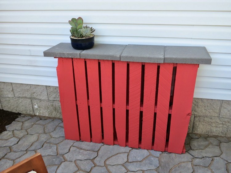 červená natretá drevená paleta a sivé kamenné dosky bar-pult-stavte-svoje-vlastné nápady-červeno-lakované-drevené-palety-kamenné dosky